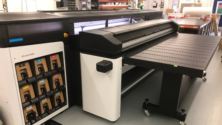 Discount Displays counts savings of replacing two printers with 'game-changer' HP Latex R2000 Plus.